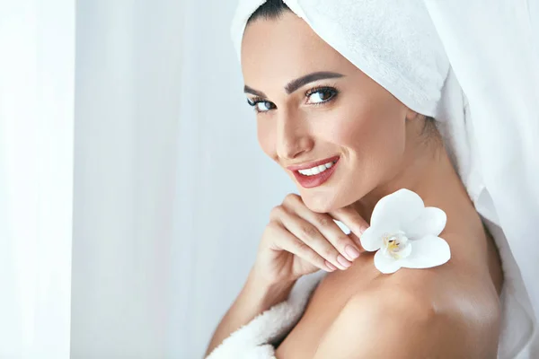 Salón de belleza Spa. Mujer en toalla después del cuidado de la piel del cuerpo — Foto de Stock