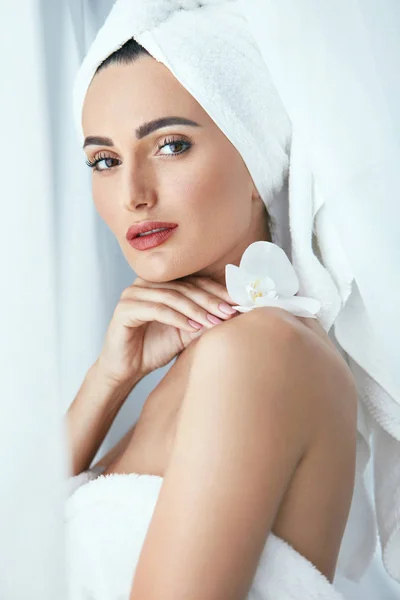 De zorg van de huid van lichaam. Mooie vrouw In de handdoek In de schoonheidssalon Spa — Stockfoto