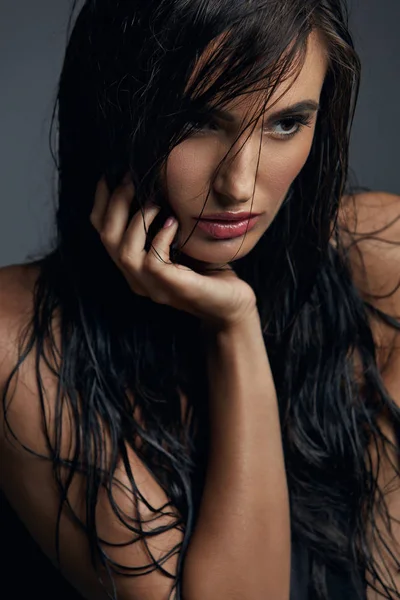 Szép szexi nő, divat smink és hosszú haj nedves — Stock Fotó