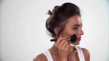 Güzellik yüz makyaj. Allık fırçası ile cilt üzerinde uygulama kadın