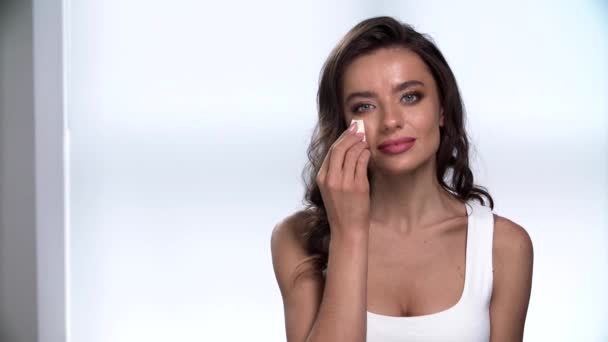 Maquiagem. Mulher bonita aplicando fundação no rosto com esponja — Vídeo de Stock