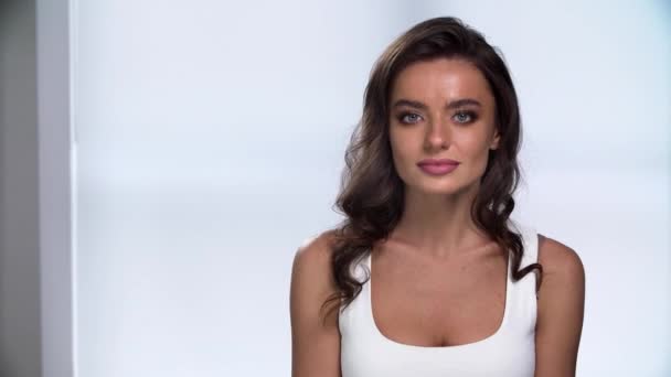 Make-upu. Krásná žena použití nadace na obličej s houbou — Stock video