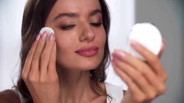Face Makeup. Kvinna applicera pulver på huden med svamp närbild — Stockvideo