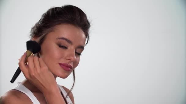 Ομορφιά μακιγιάζ προσώπου. Γυναίκα εφαρμογή ρουζ στο δέρμα με βούρτσα — Αρχείο Βίντεο