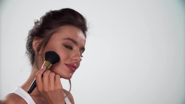 Skönhet ansikte Makeup. Kvinna applicera rouge på huden med borste — Stockvideo