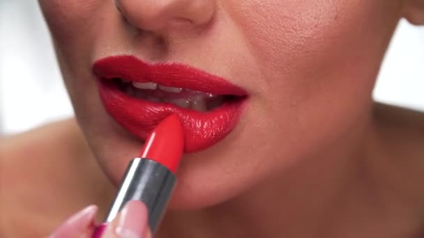 Rode lippenstift. Vrouw toepassen van lippenstift op volledige Sexy Lip Closeup — Stockvideo