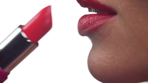 Lápiz Labial Rojo Mujer Que Aplica Lápiz Labial Primer Plano — Vídeos de Stock