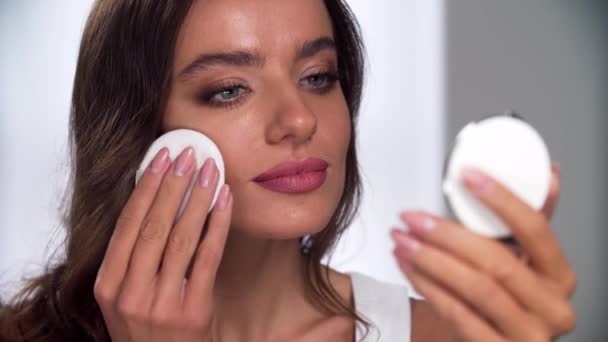 Gezicht make-up. Vrouw poeder toe te passen op de huid met spons Closeup — Stockvideo