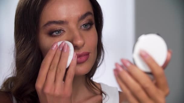 Maquillaje facial. Mujer aplicando polvo en la piel con el primer plano de la esponja — Vídeos de Stock