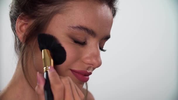 Maquillage du visage. Femme mettant blush avec pinceau cosmétique Gros plan — Video