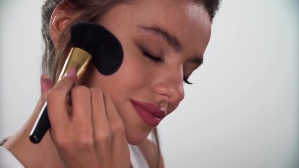 Maquiagem Facial. Mulher colocando blush com escova cosmética Closeup — Vídeo de Stock