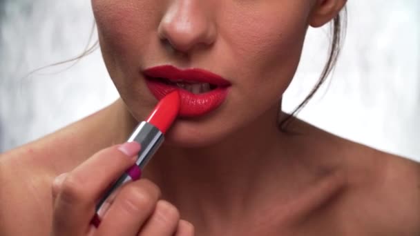 Rött läppstift. Kvinna applicera läppstift på Full sexiga Lip närbild — Stockvideo
