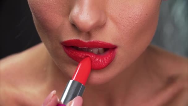 Lápiz labial rojo. Mujer aplicando lápiz labial en el primer plano de labios sexy completo — Vídeo de stock