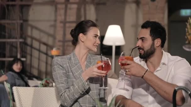 Bar del narghilè. Coppia bere cocktail e fumare frutta Shisha — Video Stock