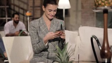 Nargile sigara ve telefonunuzun ve Shisha salonunda kadın