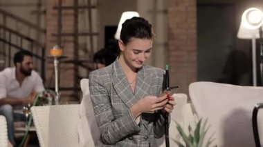 Nargile sigara ve telefonunuzun ve Shisha salonunda kadın