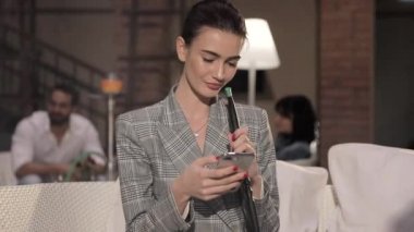Nargile sigara ve telefonunuzun ve Shisha salonunda kadın