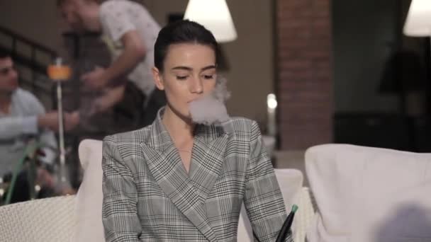 Smoke Shisha. Mujer Fumar Hookah, Beber cócteles con el hombre — Vídeos de Stock