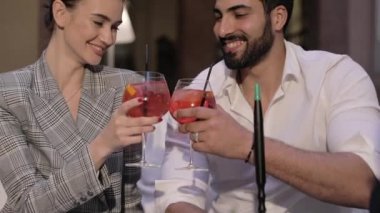 Nargile Bar. İki kokteyl içme ve meyve nargile sigara