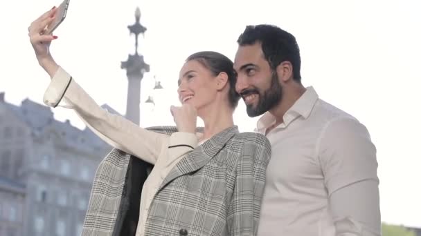 Glückliches Paar macht Foto am Telefon im Freien — Stockvideo