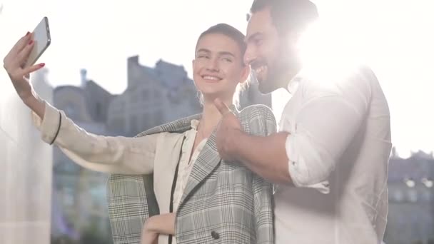 Casal feliz fazendo foto no telefone ao ar livre — Vídeo de Stock