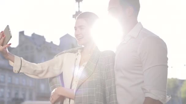 Glückliches Paar macht Foto am Telefon im Freien — Stockvideo