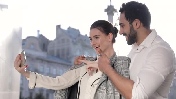 Casal feliz fazendo foto no telefone ao ar livre — Vídeo de Stock