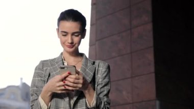 Güzel iş kadını ile telefon açık havada dikey