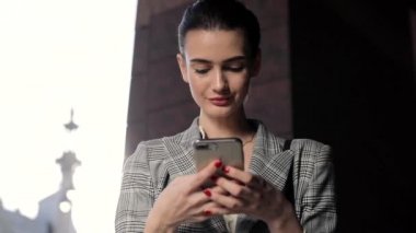 Güzel iş kadını ile telefon açık havada dikey