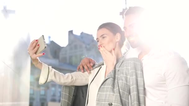 Pareja feliz haciendo foto en el teléfono al aire libre — Vídeos de Stock