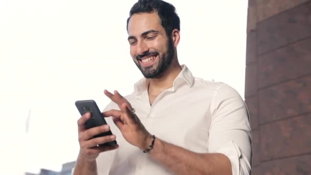 Homme utilisant un téléphone portable en plein air à la journée ensoleillée — Video