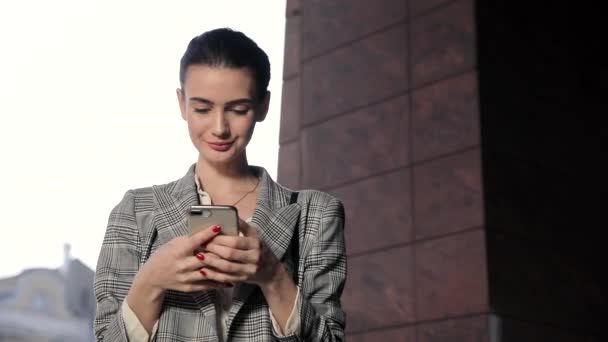 A telefon a szabadban álló szép üzletasszony — Stock videók