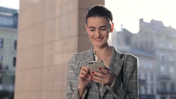 Красивая деловая женщина с телефоном на открытом воздухе — стоковое видео