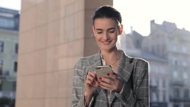 Mooie zakenvrouw met telefoon buitenshuis portret — Stockvideo