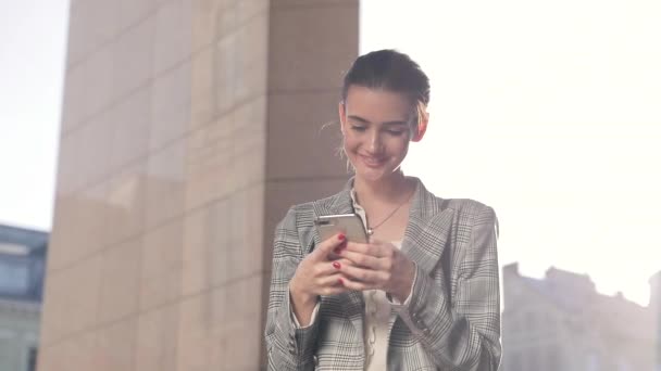 Schöne Geschäftsfrau mit Telefon im Freien Porträt — Stockvideo
