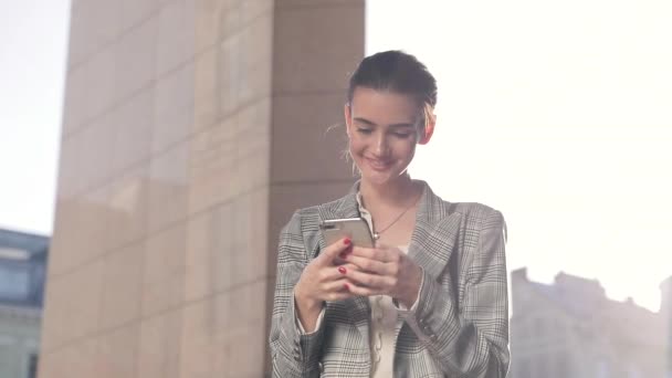 Mulher de negócios bonita com telefone ao ar livre retrato — Vídeo de Stock