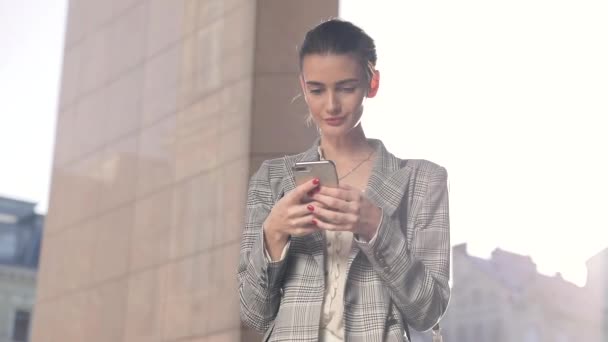 Mooie zakenvrouw met telefoon buitenshuis portret — Stockvideo