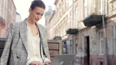 bilgisayarda açık havada çalışan iş kadın