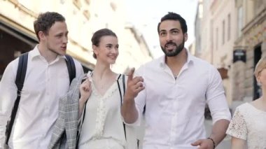 Mutlu genç insanlar şehir cadde boyunca yürüyüş