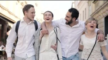 Mutlu genç insanlar şehir cadde boyunca yürüyüş