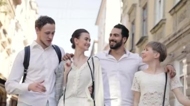 Mutlu genç insanlar şehir cadde boyunca yürüyüş