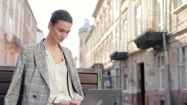Geschäftsfrau arbeitet im Freien am Computer — Stockvideo