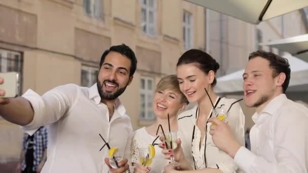 Les gens boivent des cocktails et font des photos au téléphone à l'extérieur — Video