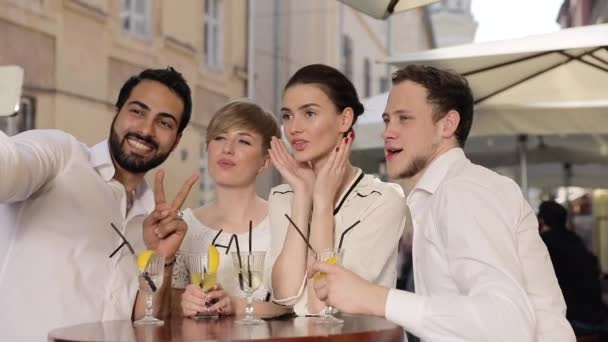 Menschen trinken Cocktails und machen Fotos am Telefon im Freien — Stockvideo