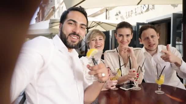 Amigos haciendo fotos en la cámara en el café al aire libre — Vídeo de stock