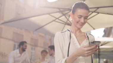 Mutlu kadın Street Bar'da istimal hareket eden telefon