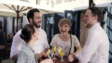Şehir sokak Cafe içme kokteyller gençler