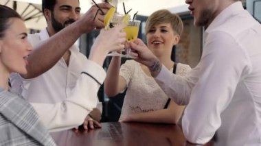 Şehir sokak Cafe içme kokteyller gençler
