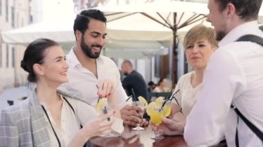Şehir sokak Cafe içme kokteyller gençler
