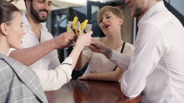 Mladí lidé pití koktejlů na City Street Cafe — Stock video